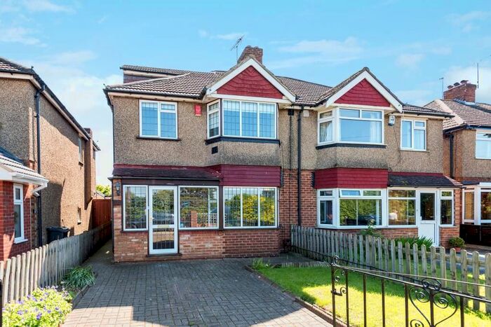 5 Bedroom Semi-Detached House To Rent In Feltham, West View, TW14