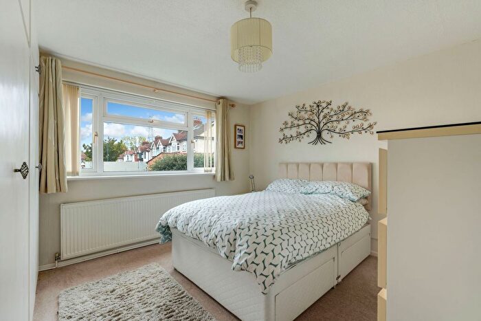 2 Bedroom Flat For Sale In Westbourne Avenue, Cheam, SM3
