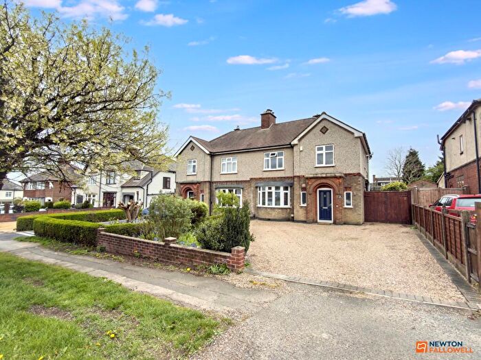 3 Bedroom Semi-Detached House For Sale In Ashby Road, Coalville, LE67