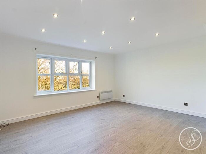 2 Bedroom Flat To Rent In Parkwood Court, LS8