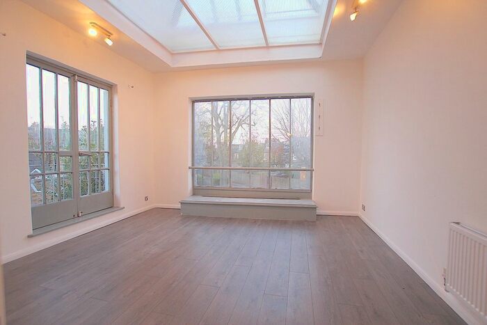 2 Bedroom Mews To Rent In Back Lane, London, N8