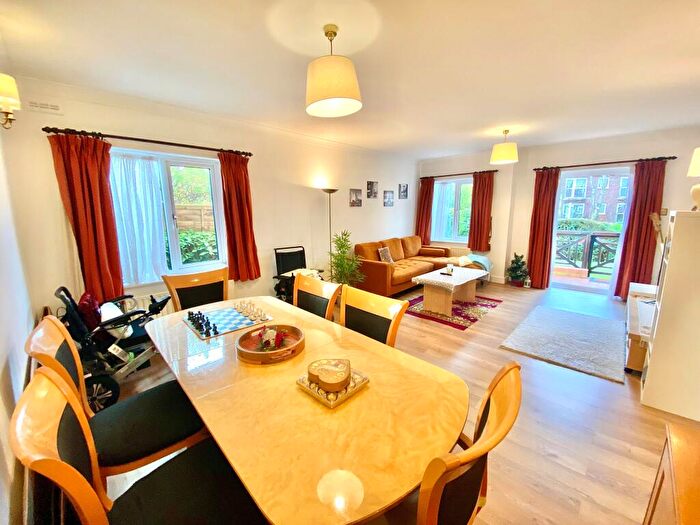 3 Bedroom Apartment To Rent In Woodside Park Road, N12