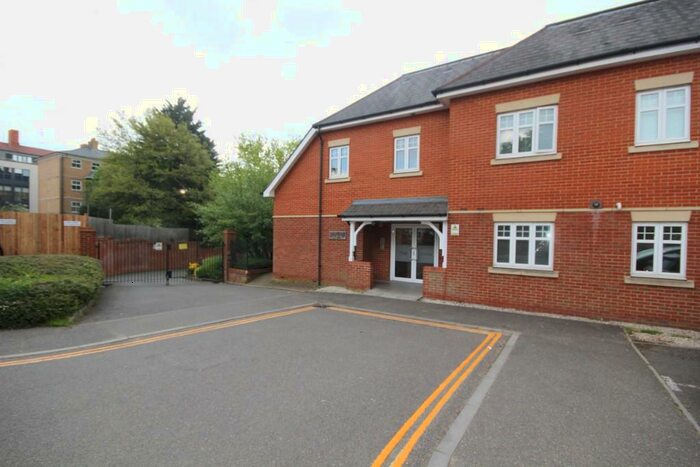 2 Bedroom Flat To Rent In Eastfield Road, Brentwood, Essex, CM14