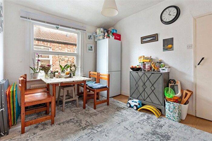 3 Bedroom Maisonette For Sale In Woodbury Street, London, SW17