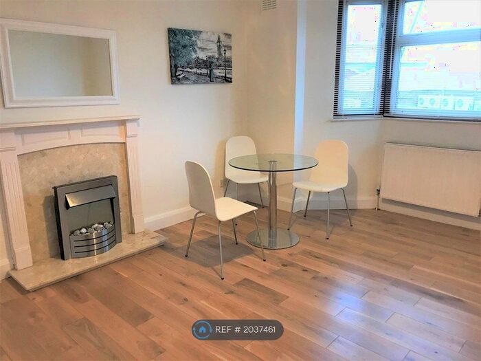 2 Bedroom Flat To Rent In Frogmore, London, SW18