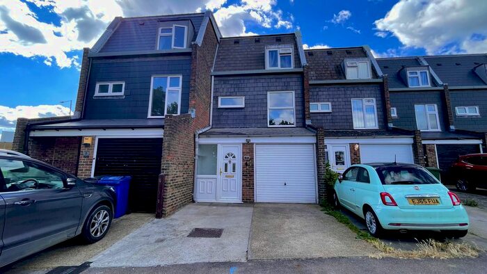 3 Bedroom End Of Terrace House To Rent In Saladin Drive, Purfleet, RM19