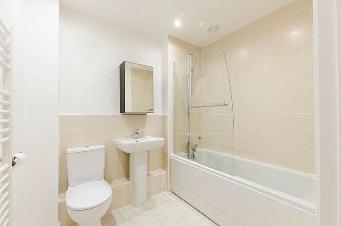 2 Bedroom Flat To Rent In Walnut Tree Close, Guildford, GU1