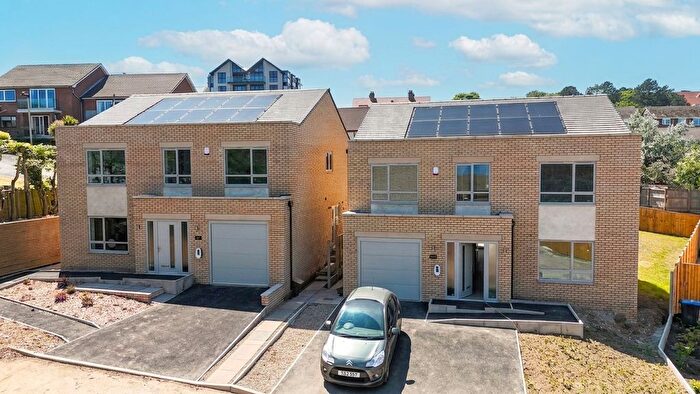 4 Bedroom Detached House For Sale In Pear Tree Close, Scarborough, YO11