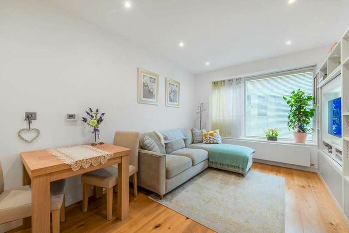 Flat To Rent In Balfour Road, Hounslow, TW3