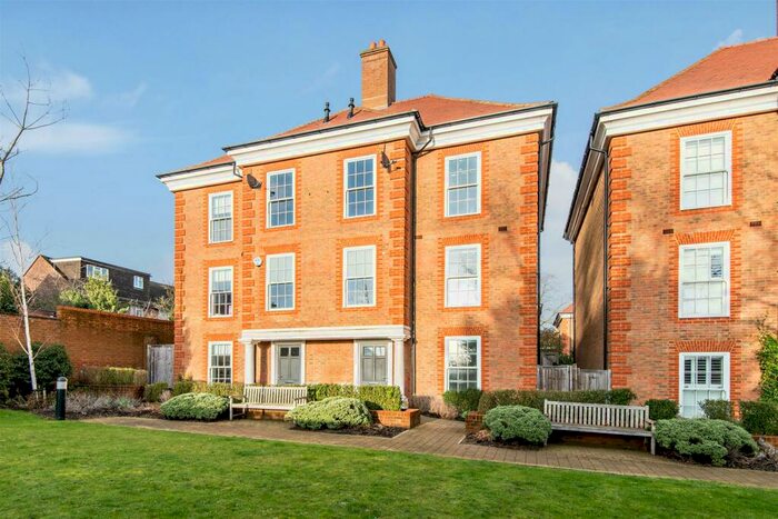 4 Bedroom Semi-Detached House To Rent In Ashridge Close, London, N3