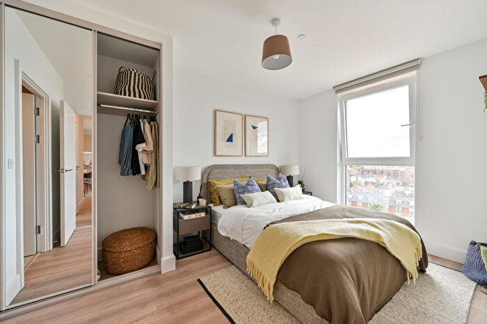 2 Bedroom Flat To Rent In Refinery Square, Slough, London, SL1