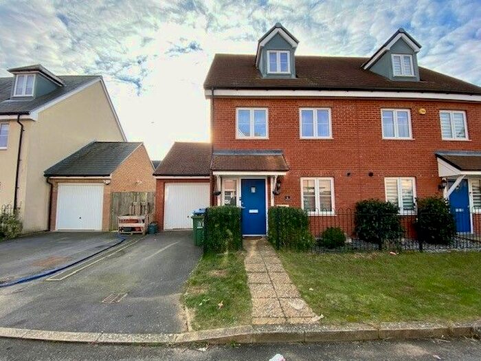 3 Bedroom Semi-Detached House To Rent In Crawford Road, Aylesbury, HP18