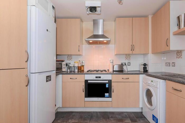 2 Bedroom Flat To Rent In Newbury, Berkshire, RG14