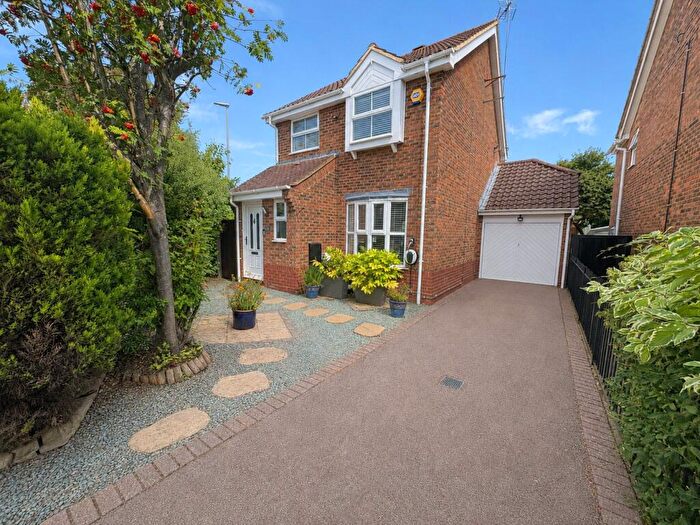 3 Bedroom Detached House For Sale In Edkins Close, Luton, Bedfordshire, LU2