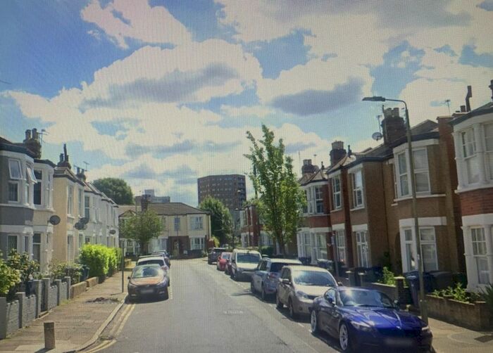 3 Bedroom Flat To Rent In Leslie Road, London, N2