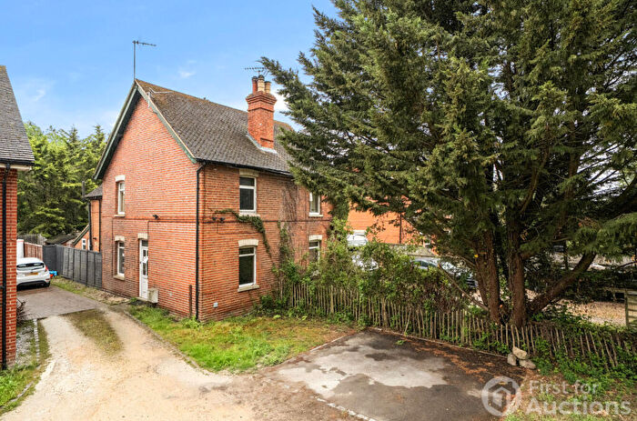 3 Bedroom Semi Detached House For Sale In Hyde End Road, Shinfield, Reading, RG2