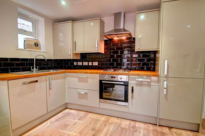 2 Bedroom Flat To Rent In Upper Richmond Road, Putney, London, SW15