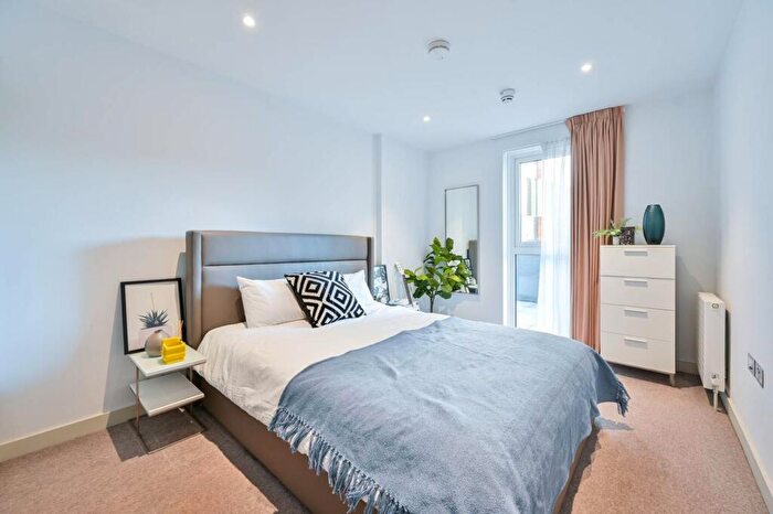 1 Bedroom Flat To Rent In Elephant Road, Elephant And Castle, London, SE17