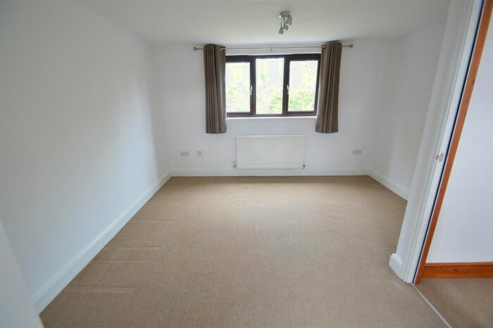 4 Bedroom Semi-Detached House To Rent In Nineacres Way, Coulsdon, CR5