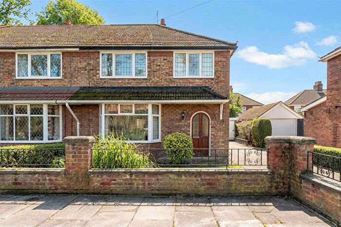 3 Bedroom Semi Detached House For Sale In The Close, Grimsby, DN34