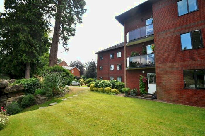 3 Bedroom Flat To Rent In Laustan Close, Guildford, Surrey, GU1