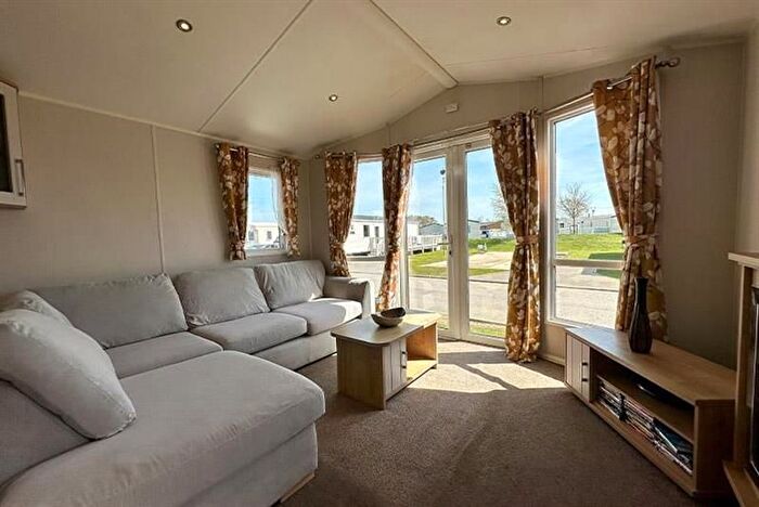 3 Bedroom Mobile/park Home For Sale In Sleaford Road, Tattershall, Lincoln, LN4