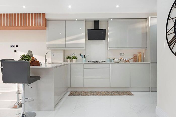 5 Bedroom Semi-Detached House To Rent In Pollards Hill North, Streatham, SW16