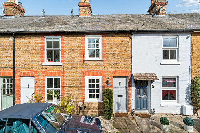 2 Bedroom Cottage For Sale In High Road, Cookham, SL6