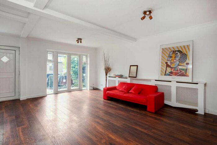 3 Bedroom End Of Terrace House To Rent In Kingsley Road, Loughton, IG10