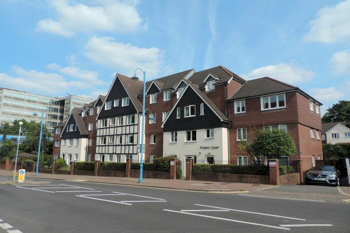1 Bedroom Flat To Rent In Darkes Lane, Potters Bar, EN6