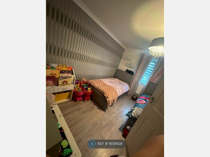 2 Bedroom Flat To Rent In Cunningham Avenue, Enfield, EN3