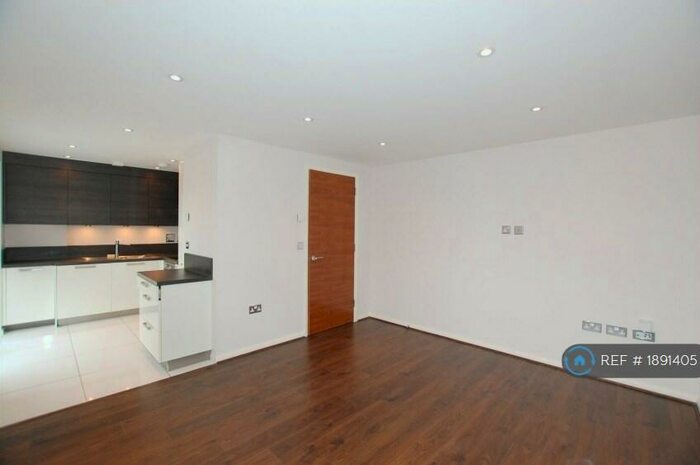 2 Bedroom Flat To Rent In Corner Apartments, Bromley, BR1