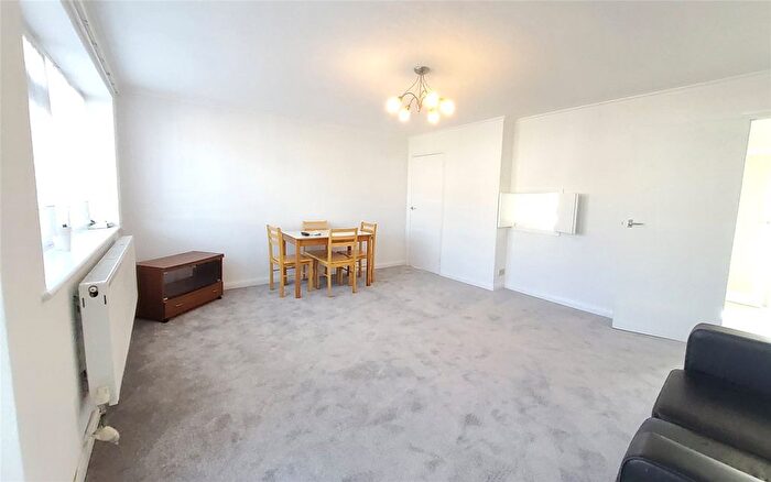 3 Bedroom Flat To Rent In Pinner View, Harrow, Greater London, HA1