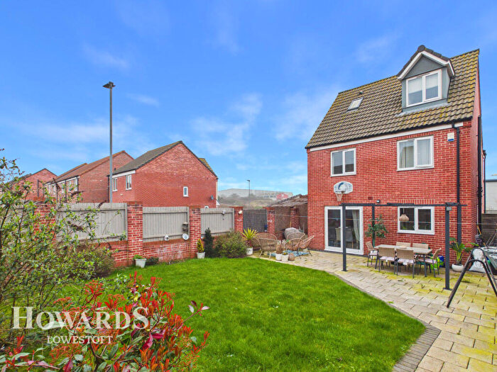 4 Bedroom Detached House For Sale In Maplesden Close, Lowestoft, NR32