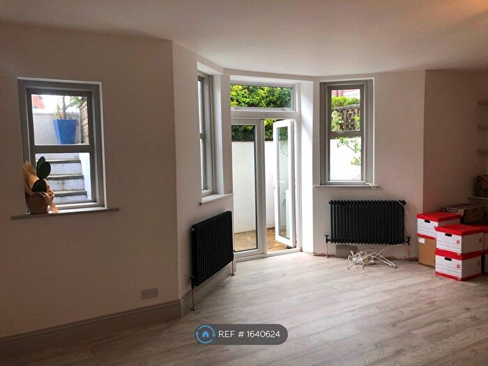 2 Bedroom Flat To Rent In Belmont, Brighton, BN1