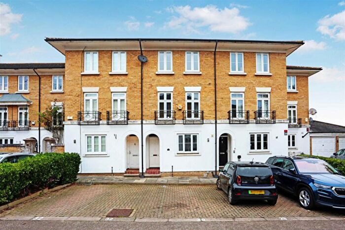 4 Bedroom Town House For Sale In Courtenay Avenue, Sutton, SM2
