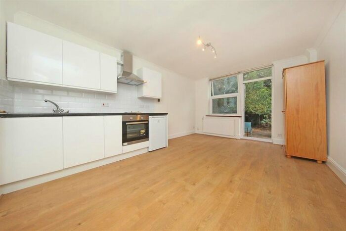 Studio To Rent In Manstone Road, Kilburn, London NW2