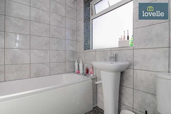 3 Bedroom Semi-Detached House For Sale In Westhill Road, Grimsby, DN34