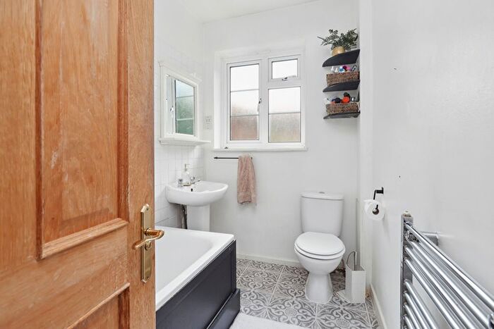 2 Bedroom Flat To Rent In Arlington Lodge Monument Hill, Weybridge, Surrey, KT13