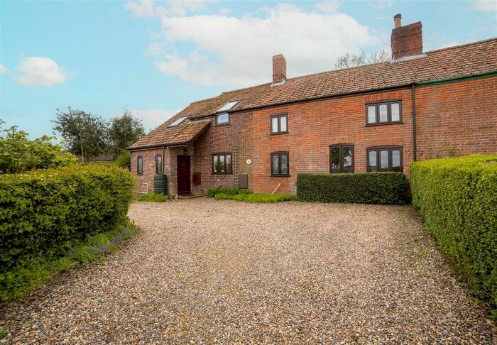 4 Bedroom Cottage For Sale In Church Lane, Barford, Norwich, NR9
