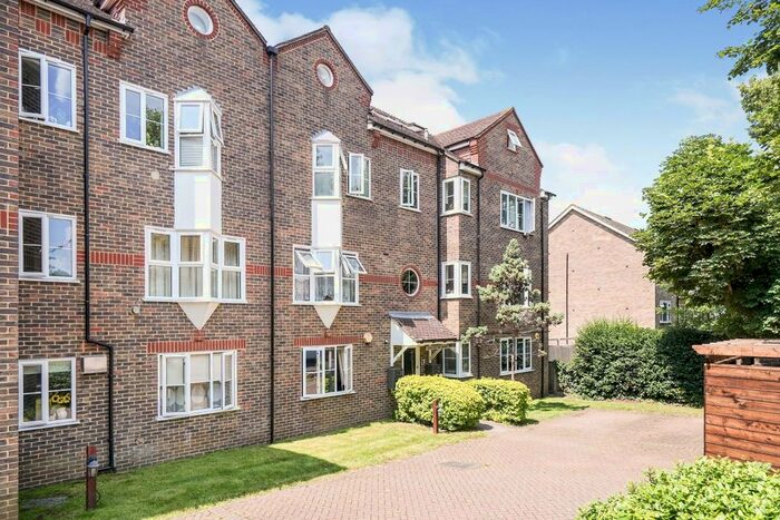 2 Bedroom Flat To Rent In Overton Road, Sutton, Surrey, SM2