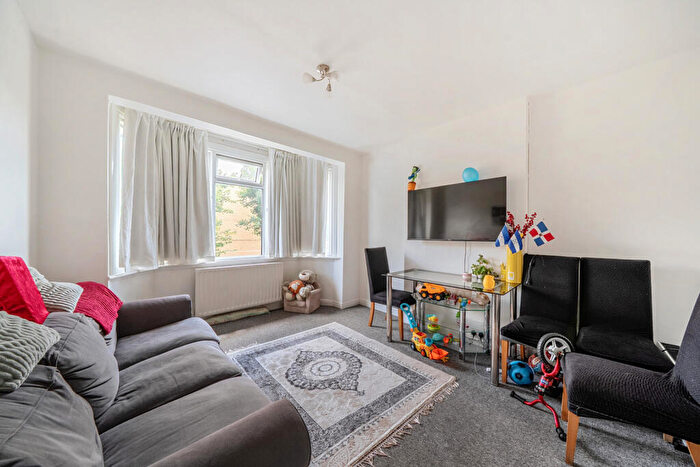 2 Bedroom Maisonette For Sale In Buller Close, London, SE15