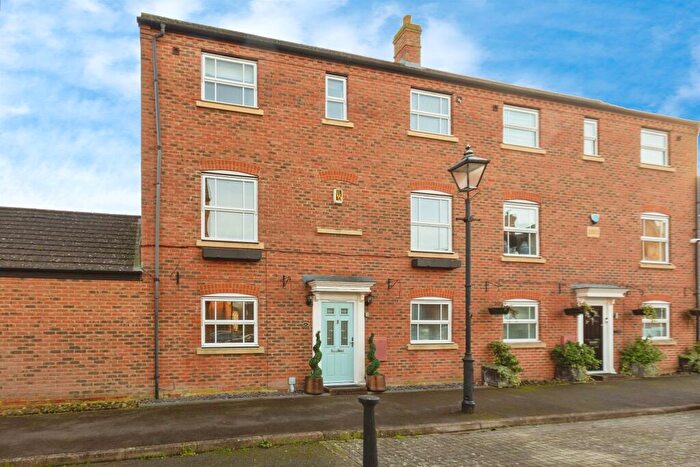 3 Bedroom End Of Terrace House For Sale In Disraeli Square, Aylesbury, HP19