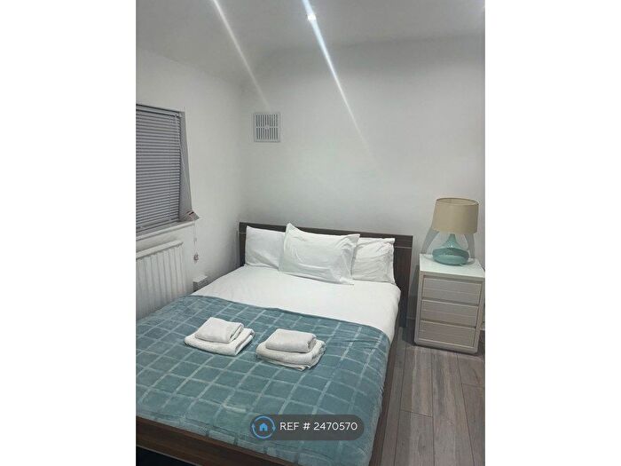 3 Bedroom End Of Terrace House To Rent In Dagnam Park Drive, Romford, RM3