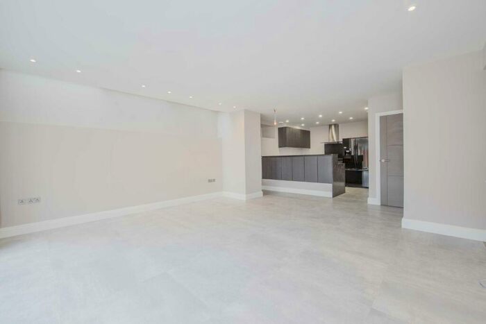 2 Bedroom Apartment To Rent In Lyndhurst Road, Hampstead, London, NW3