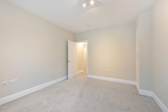 3 Bedroom Flat To Rent In Mitre Road, London, SE1