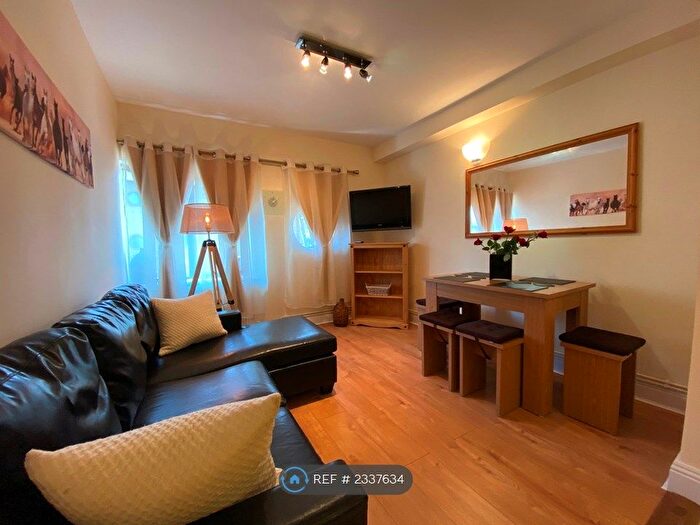 2 Bedroom Flat To Rent In The Stableyard, London, SW9