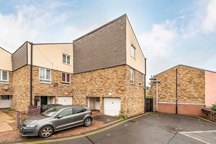 4 Bedroom Property For Sale In Fairbairn Green, Oval, SW9