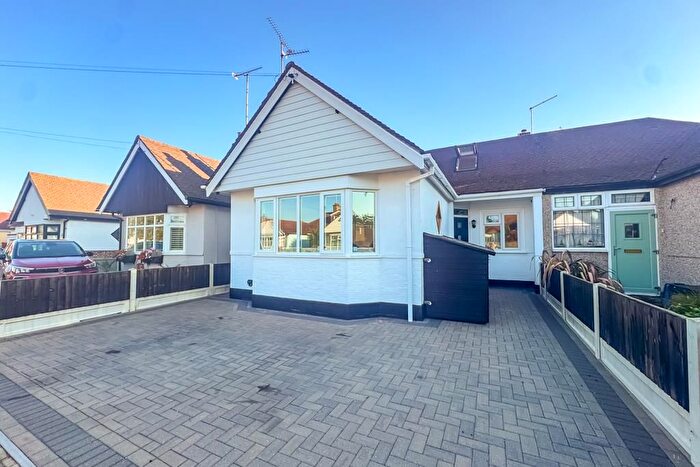 3 Bedroom Semi-Detached Bungalow For Sale In Walsingham Road, Southend-On-Sea, SS2