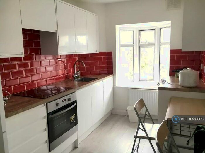 4 Bedroom Flat To Rent In Watford Way, London, NW4